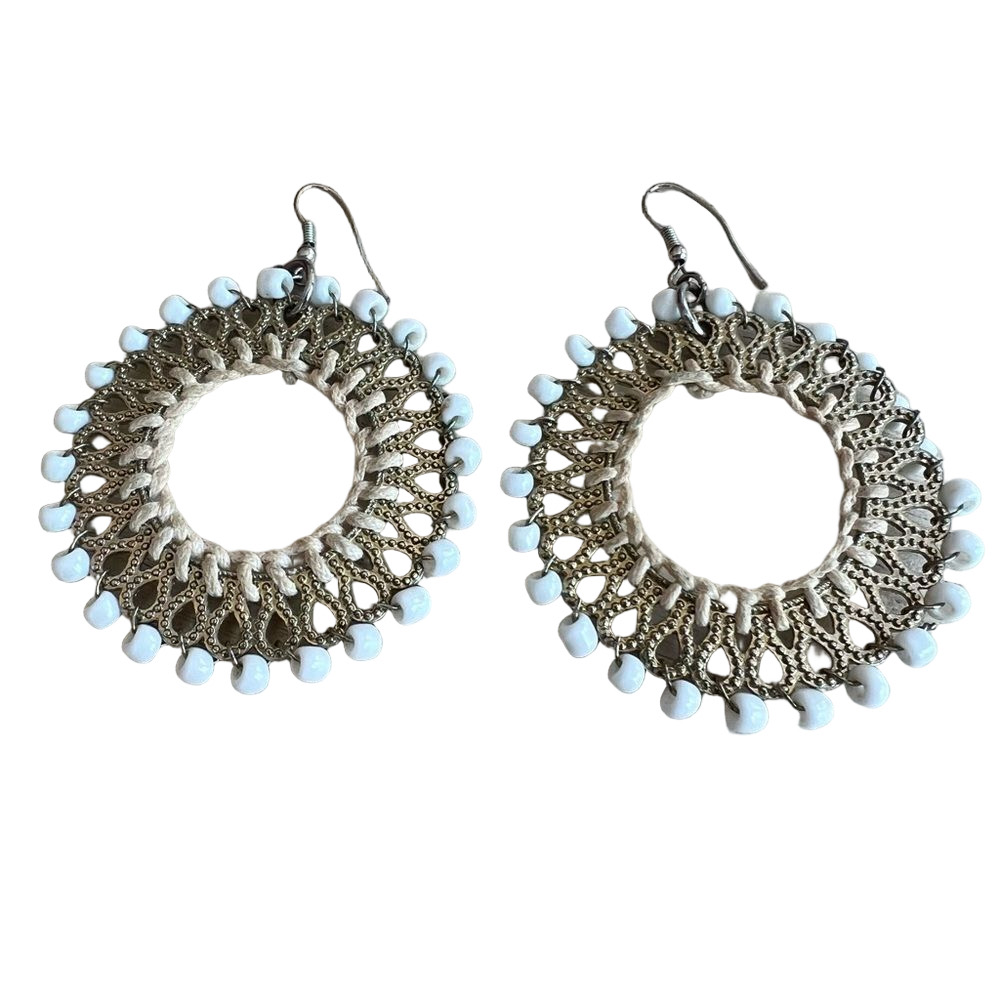 🍭6/$30 White bead and gold tone circle dangle drop earrings